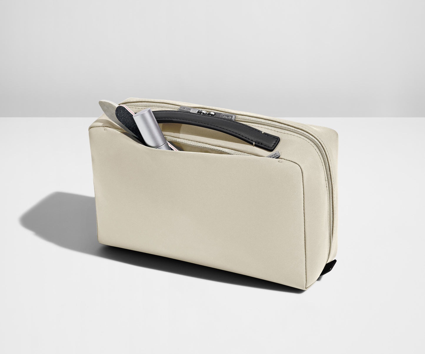 The Large Toiletry Bag in Salt White